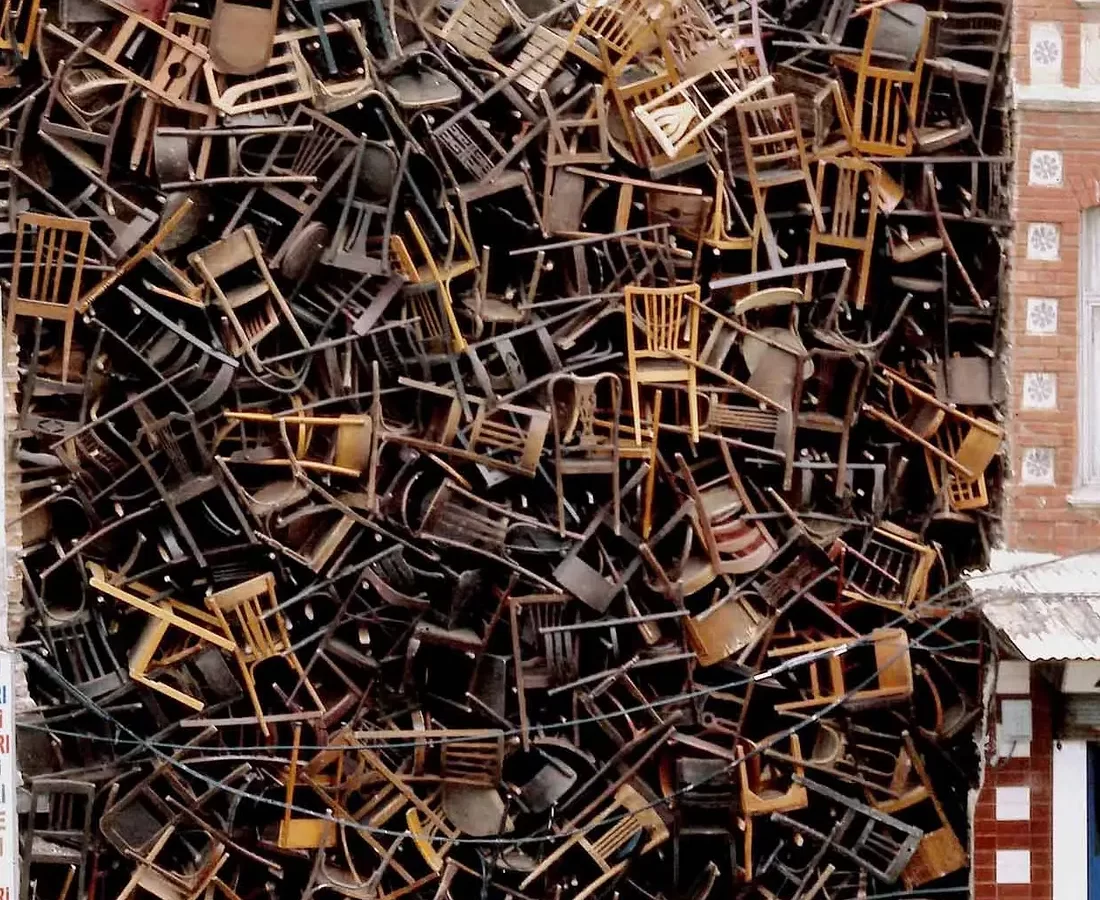 Detalle de la instalación 1550 sillas. Una topografía de la guerra, de Doris Salcedo