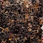 Detalle de la instalación 1550 sillas. Una topografía de la guerra, de Doris Salcedo