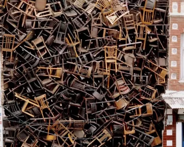 Detalle de la instalación 1550 sillas. Una topografía de la guerra, de Doris Salcedo