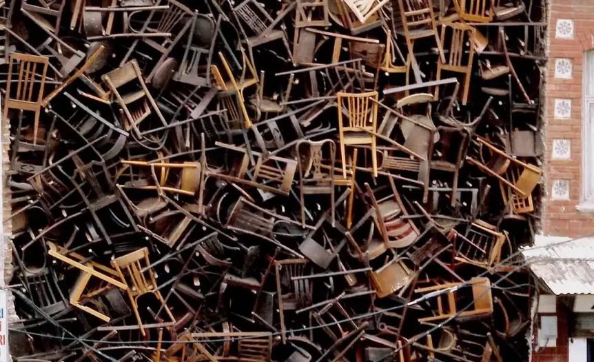 Detalle de la instalación 1550 sillas. Una topografía de la guerra, de Doris Salcedo